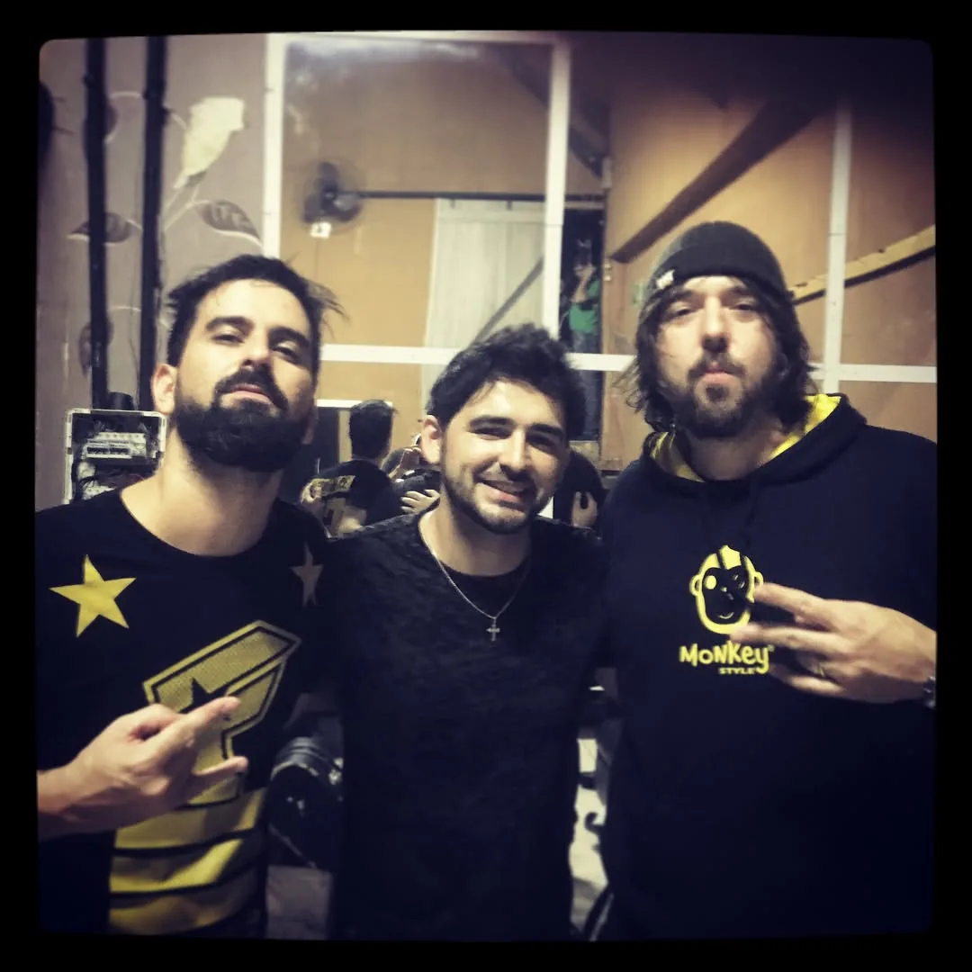 Levi nos bastidores do Somos Todos Charlie Brown, com integrantes da formação original do Charlie Brown Jr.
